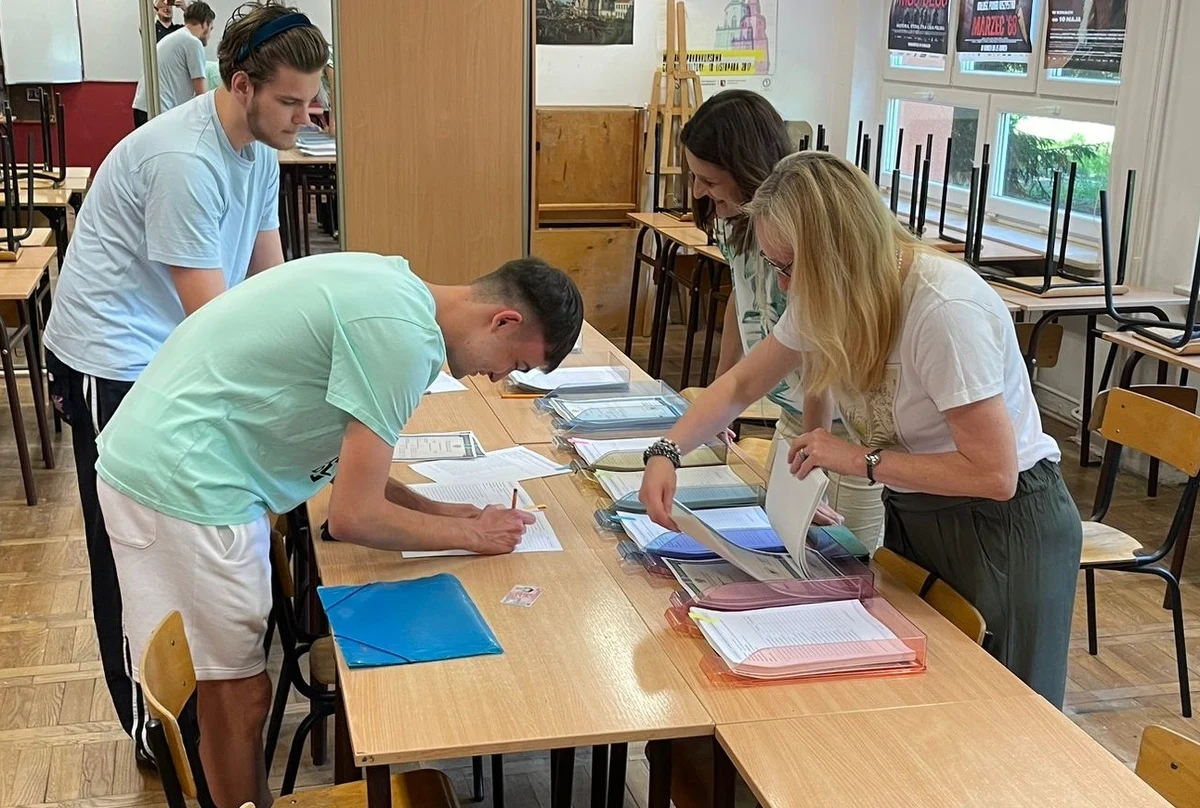 Maturzyści poznali wyniki egzaminów dojrzałości. Są one dostępne już w internecie. O godz. 11 CKE ma ogłosić ogólnopolskie wyniki. 