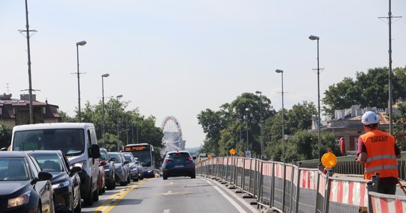 Rozpoczął się remont Mostu Dębnickiego, jednej z ważniejszych przepraw przez Wisłę w Krakowie. Ruch zwężono do jednego pasa w każdym kierunku. Omijajcie to miejsce, bo już tworzą się korki.
