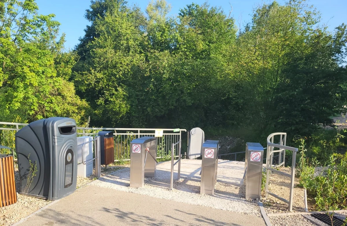 Na prośbę ratowników czuwających nad bezpieczeństwem użytkowników kąpieliska, od soboty (8 lipca) wprowadzony zostanie system liczenia osób wchodzących na teren akwenu. Limit wejść to tysiąc osób. 