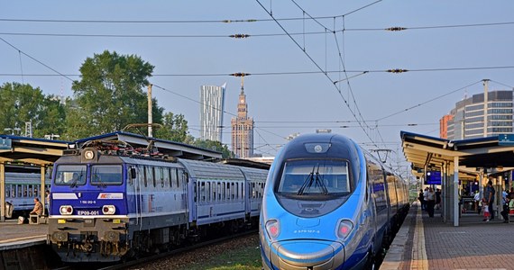 Nawet o 45 minut opóźniona jest część pociągów na Mazowszu. Powodem jest awaria jednego ze składów w rejonie stacji Warszawa Włochy.