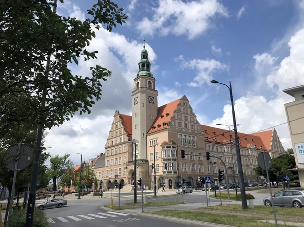Prokuratura Okręgowa w Olsztynie wszczęła śledztwo w sprawie ataku hakerskiego, do którego doszło prawie dwa tygodnie temu. Przypomnijmy - zaatakowane zostały serwery Zarządu Dróg, Zieleni i Transportu. Wciąż w mieście nie działa ITS, czyli system sterowania ruchem, który jest zainstalowany na kilkudziesięciu skrzyżowaniach. Nie można też kupić biletów w biletomatach mobilnych i stacjonarnych.