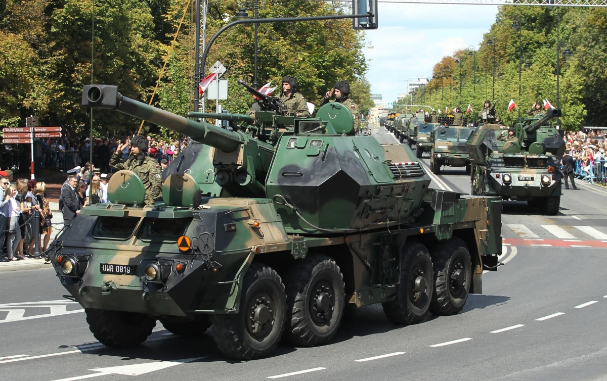 W związku ze wzmacnianiem obecności Wojska Polskiego na wschodzie kraju, w sobotę można spodziewać się zwiększonego ruchu kolumn wojskowych na drogach - poinformowało Dowództwo Generalne Rodzajów Sił Zbrojnych. Dotyczy to dróg w północnej, środkowej i wschodniej części kraju.