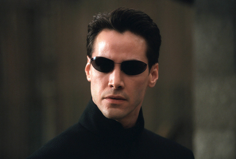 "Matrix" z 1999 roku zrewolucjonizował gatunek science-fiction i zapisał się na kartach historii światowego kina. W rolę głównego bohatera, Neo, wcielił się 35-letni wówczas Keanu Reeves, jednak nie był on pierwszym wyborem twórców. Aktorowi tak zależało na roli w filmie Wachowskich, że zataił poważne problemy zdrowotne, które wymagały operacji. To nie jedyne zakulisowe fakty, o których wiedzą tylko najbardziej zagorzali fani.