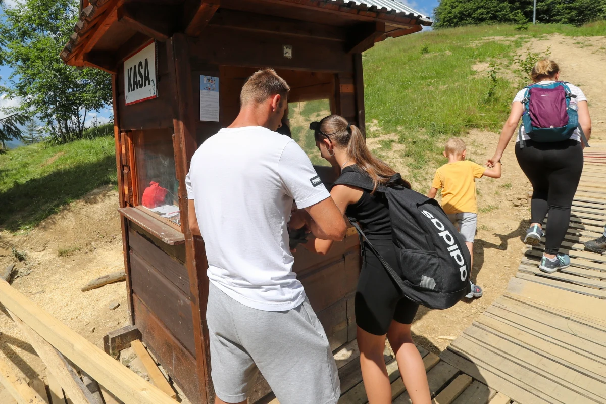 Popularny szlak z Zakopanego na Gubałówkę wytyczony wzdłuż trasy kolejki został zamknięty. Decyzję podjęły Polskie Towarzystwo Turystyczno-Krajoznawcze i Polskie Koleje Linowe po tym, jak w środę rodzina, która utrzymuje, że grunt jest jej własnością, na trasie szlaku postawiła szlaban i zaczęła pobierać opłaty od turystów.