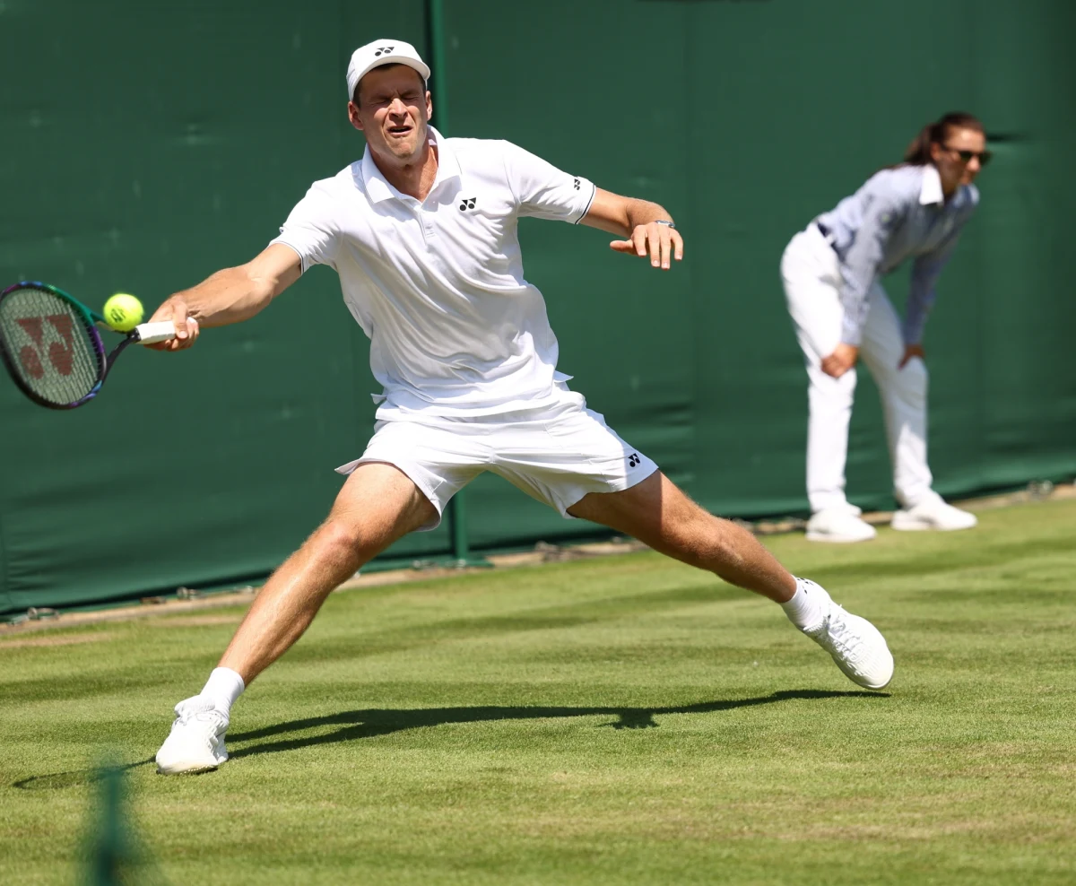 Hubert Hurkacz wygrał z włoskim tenisistą Lorenzo Musettim 7:6 (7-4), 6:4, 6:4. Polak awansował do czwartej rundy wielkoszlemowego Wimbledonu. 