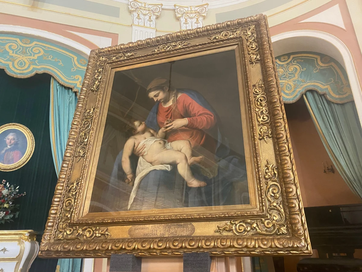 Obraz Madonna z Dzieciątkiem, z przełomu XVI i XVII w., został dziś przekazany do zbiorów Muzeum Książąt Lubomirskich - oddziału Zakładu Narodowego im. Ossolińskich we Wrocławiu. Dzieło sztuki jest stratą wojenną, jaka wróciła do kraju z Japonii. Obraz został odnaleziony w 2022 roku na aukcji w Tokio. Teraz Madonnę z Dzieciątkiem można oglądać na Zamku Królewskim w Warszawie.