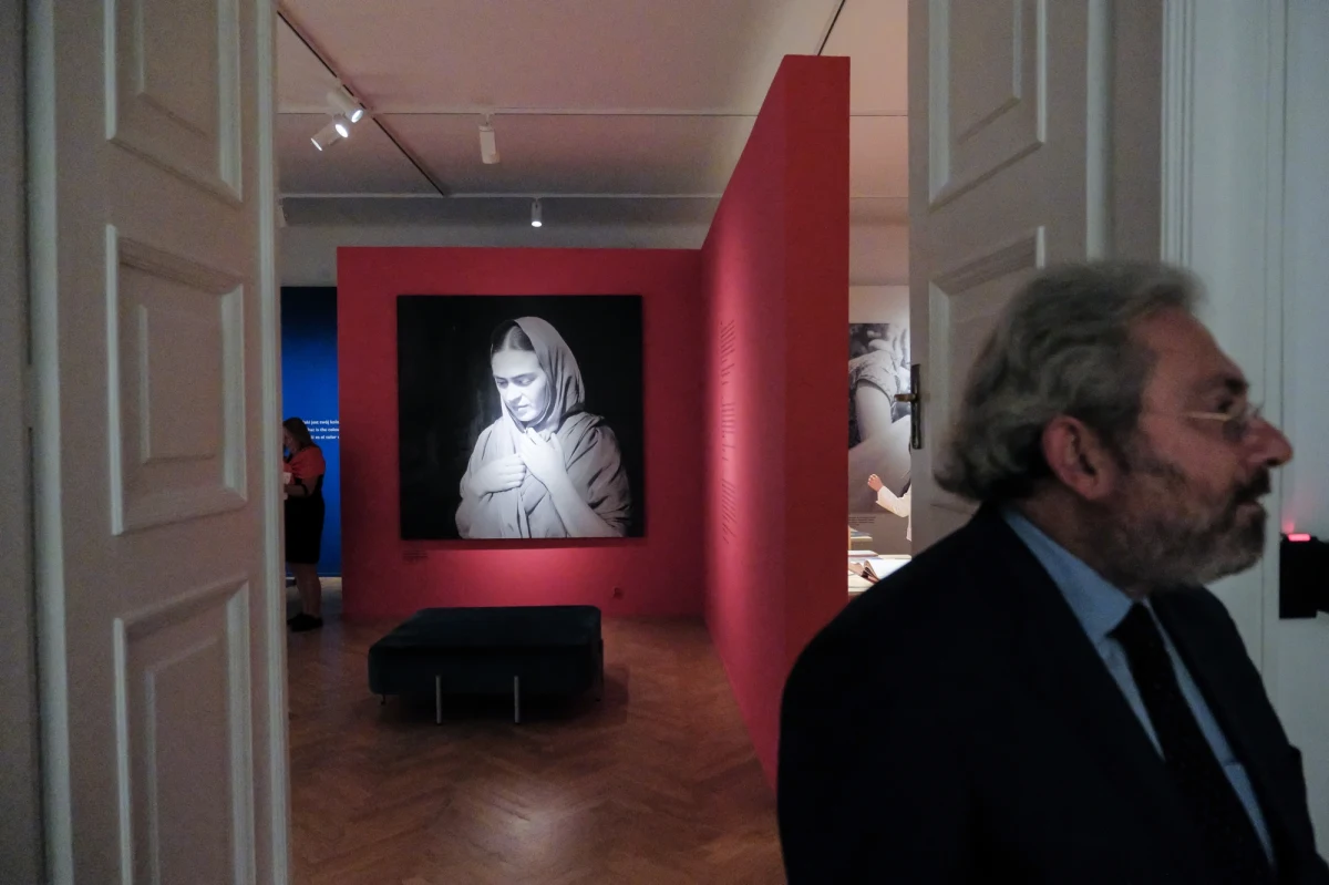 Od piątku w Warszawie można podziwiać wystawę "Kolor życia. Frida Kahlo". Na ekspozycję składają się obrazy i zdjęcia oraz plenerową instalację odtwarzającą fragmenty domu artystki.