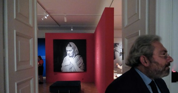Od piątku w Warszawie można podziwiać wystawę "Kolor życia. Frida Kahlo". Na ekspozycję składają się obrazy i zdjęcia oraz plenerową instalację odtwarzającą fragmenty domu artystki.
