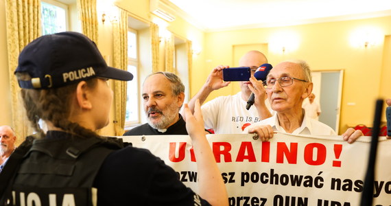 Ks. Tadeusz Isakowicz-Zaleski oraz przedstawiciele rodzin ofiar rzezi wołyńskiej pojawili się na konferencji w Domu Arcybiskupów Warszawskich z transparentem z napisem: "Ukraino! Dlaczego nie pozwalasz pochować naszych matek i ojców zamordowanych przez OUN-UPA i SS Galizien?". Interweniowała policja.