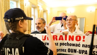 Ks. Isakowicz-Zaleski z transparentem ws. rzezi wołyńskiej. Zjawiła się policja