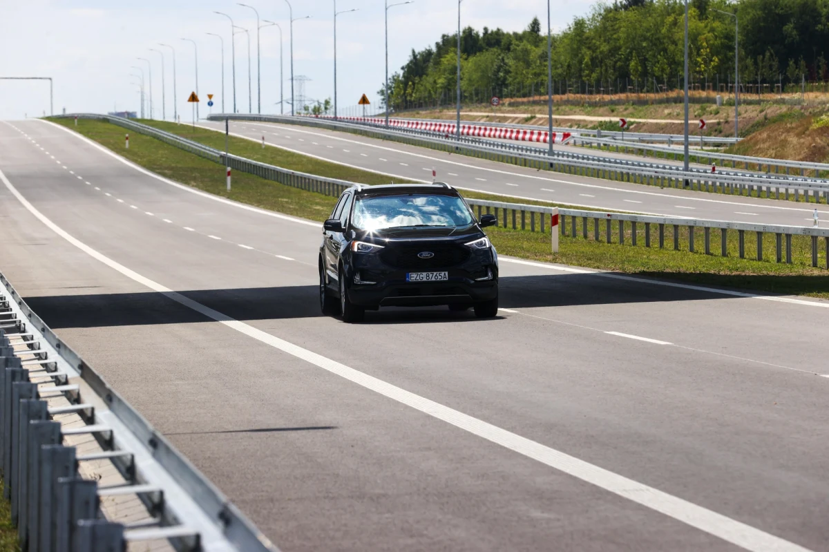 W piątek udostępniono kierowcom odcinek nowej drogi ekspresowej S14 między węzłami Aleksandrów Łódzki i Emilia. To brakujący odcinek trasy, która jest zachodnią obwodnicą Łodzi. Dzięki temu Łódź jest pierwszym miastem w Polsce z pełnym ringiem autostrad i tras szybkiego ruchu wokół miasta.
