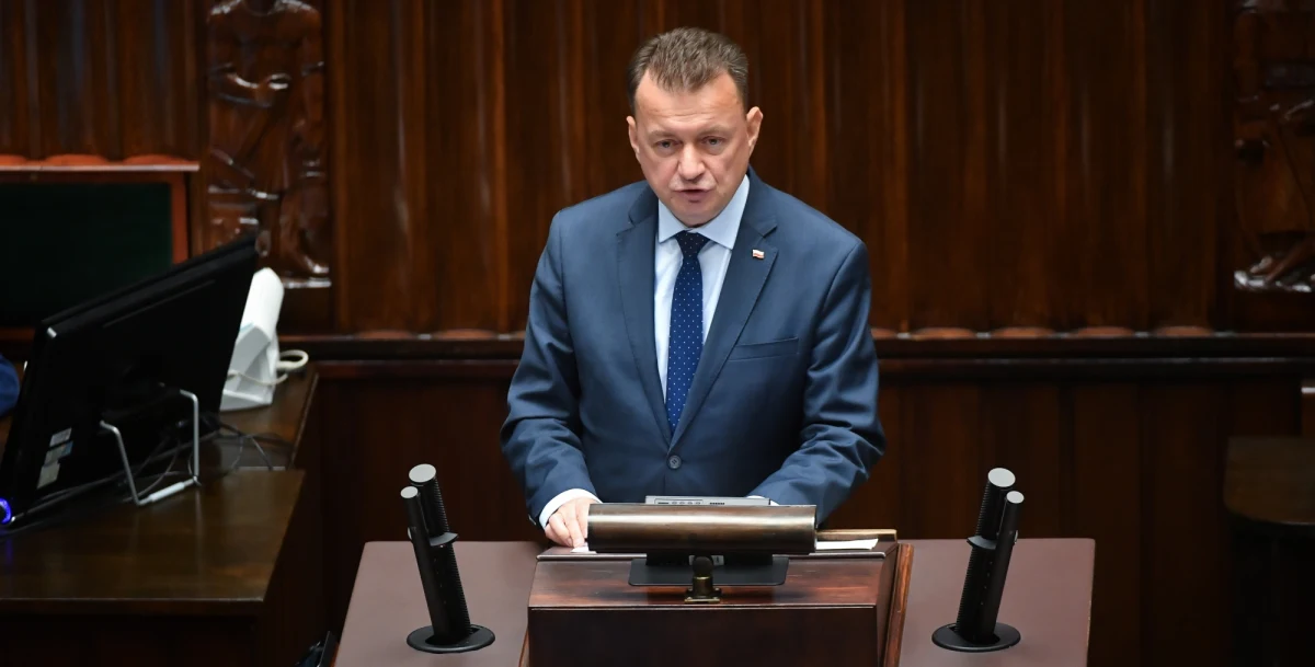 Zaskoczenia nie było - Sejm odrzucił wniosek o wotum nieufności wobec ministra obrony narodowej Mariusza Błaszczaka. Apelując o odwołanie go ze stanowiska, opozycja przypominała m.in. sprawę rosyjskiej rakiety, którą odnaleziono w lesie pod Bydgoszczą dopiero kilka miesięcy po tym, jak naruszyła polską przestrzeń powietrzną. 