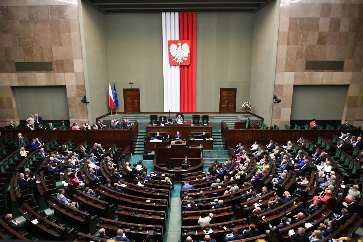 Sejm uchwalił nowelizację budżetu na 2023 r. Podnosi ona wydatki budżetu do 693,4 mld zł, obniża dochody do 601,4 mld zł, a deficyt ustala na maksymalnie 92 mld zł. Sejm znowelizował także ustawę okołobudżetową.