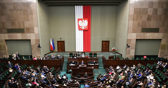 Sejm uchwalił nowelizację budżetu na 2023 r. Podnosi ona wydatki budżetu do 693,4 mld zł, obniża dochody do 601,4 mld zł, a deficyt ustala na maksymalnie 92 mld zł. Sejm znowelizował także ustawę okołobudżetową.