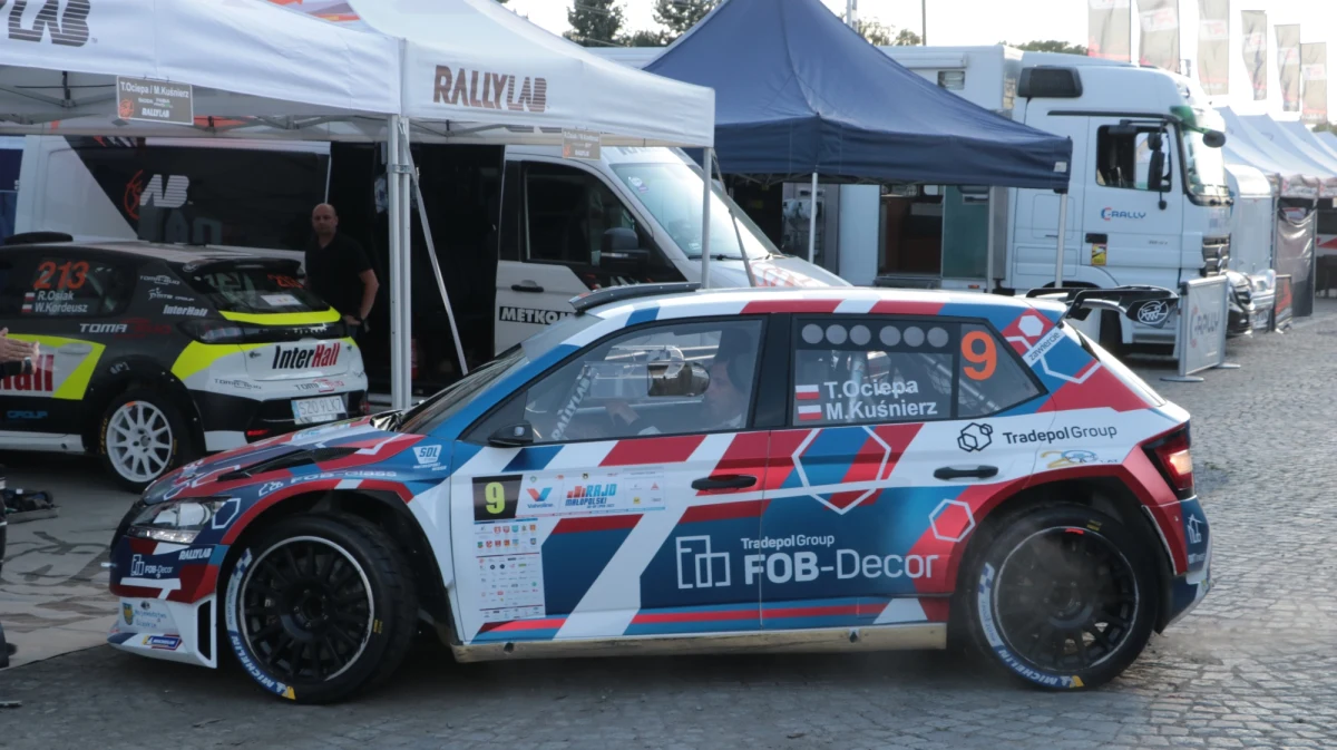 W Makowie Podhalańskim rozpoczął się 3. Valvoline Rajd Małopolski. Na starcie stanęło ponad 100 załóg. Już odcinek testowy i pierwszy OS potwierdziły słowa kierowców, którzy po zapoznaniu z trasą podkreślali, że jest ona bardzo trudna i zdradliwa. Przekonał się o tym bardzo dotkliwie Przemysław Płachytka, który już na pierwszym OS-ie wypadł z trasy. Po dwóch odcinkach specjalnych prowadzi Jarosław Szeja. 