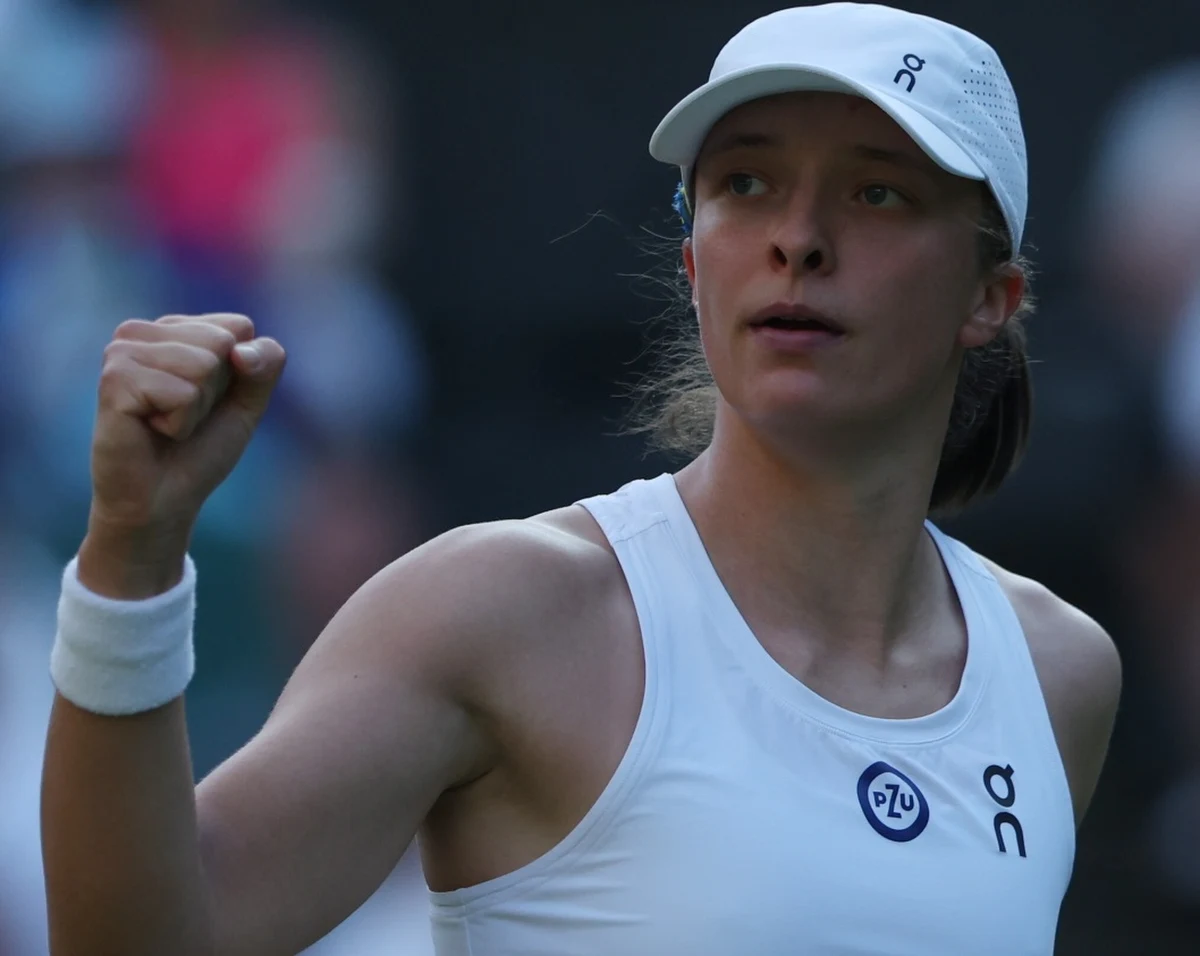 Iga Świątek jest już w czwartej rundzie turnieju na kortach Wimbledonu. W piątkowy wieczór polska liderka światowego rankingu pokonała 6:2, 7:5 Chorwatkę Petrę Martić. Mecz trwał godzinę i 43 minuty.