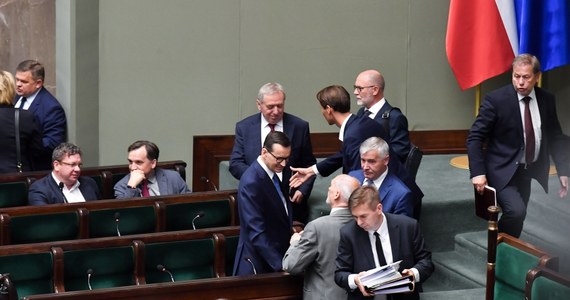 Sejm nie uchylił immunitetu czwórce posłów PiS: Joannie Lichockiej, Piotrowi Glińskiemu, Mariuszowi Błaszczakowi oraz Pawłowi Szefernakerowi. Domagał się tego Rafał Gaweł, który uznał, że posłowie propagując spot o uchodźcach przyczyniali się do siania nienawiści.