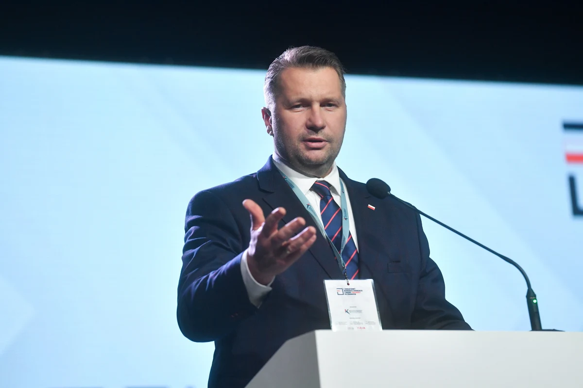 ​Wyniki matur pokazują, że system 8 plus 4 jest zdecydowanie bardziej efektywny i likwidacja gimnazjów to był strzał w dziesiątkę - mówił w Sejmie minister edukacji i nauki Przemysław Czarnek.