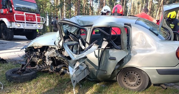 Dwóch mężczyzn w wieku 63 i 66 lat zginęło w wypadku samochodowym w Sobiborze (Lubelskie). Policja pod nadzorem prokuratora wyjaśnia szczegóły zderzenia mercedesa z renault na drodze wojewódzkiej nr 812.