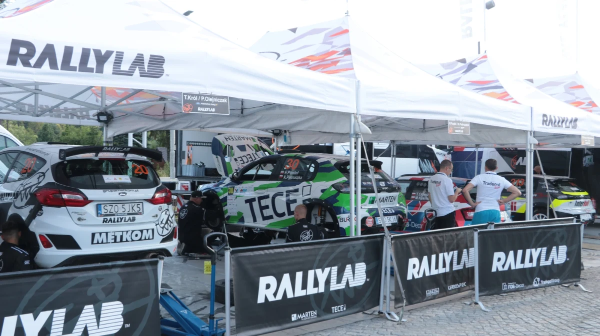 Jarosław Szeja, siedzący za kierownicą Hyundaia i20 R5, prowadzi po pierwszym dniu rywalizacji w 3. Valvoline Rajdzie Małopolski. Pochodzący z Beskidu Śląskiego kierowca ma 18 sekund przewagi nad Grzegorzem Grzybem. "Cały zespół się postarał, a my z moim bratem, który jest moim pilotem, postawiliśmy na dobrą i równą jazdę. No i mamy tego efekt. Prowadzimy po pierwszym dniu" - podkreślał w rozmowie z RMF FM zadowolony z pierwszego dnia ścigania Szeja. Rajd szybko zakończył się dla jadącego z trójką Sylwestra Płachytki, który z trasy wypadł już na pierwszym OSie.