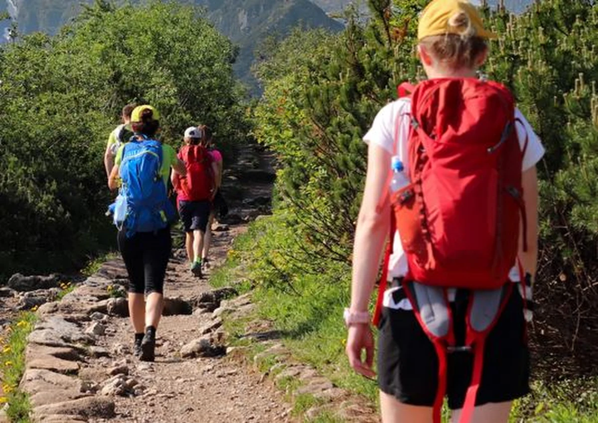 Na popularnych tatrzańskich szlakach tworzą się kolejki chętnych do wejścia na szczyty. Tak jest np. przy wejściu na Giewont czy pod Rysami. Wybierając się do Morskiego Oka, należy wcześniej zarezerwować miejsce parkingowe lub skorzystać z transportu publicznego – przypomina Tatrzański Park Narodowy.
