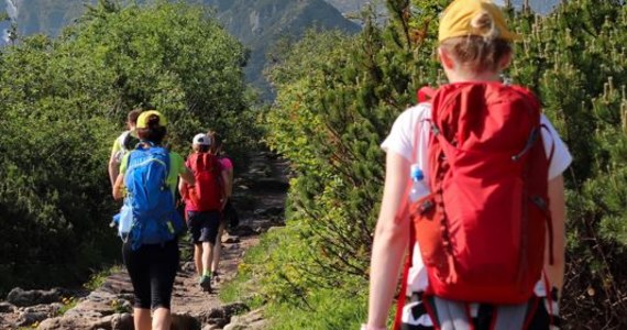 Na popularnych tatrzańskich szlakach tworzą się kolejki chętnych do wejścia na szczyty. Tak jest np. przy wejściu na Giewont czy pod Rysami. Wybierając się do Morskiego Oka, należy wcześniej zarezerwować miejsce parkingowe lub skorzystać z transportu publicznego – przypomina Tatrzański Park Narodowy.