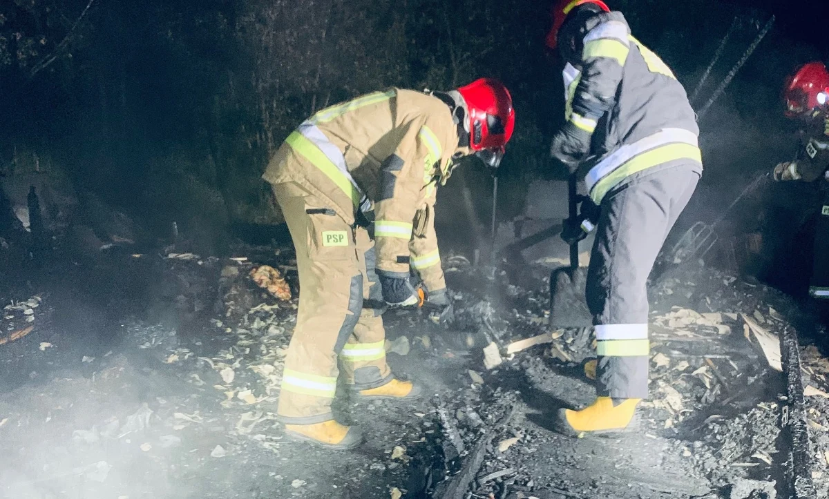 Trzy zwęglone ciała znaleźli strażacy po ugaszeniu pożaru altany na terenie ogródków działkowych przy ul. Leśniówka w Kielcach. Trwa ustalanie tożsamości ofiar - poinformowały służby ratunkowe.