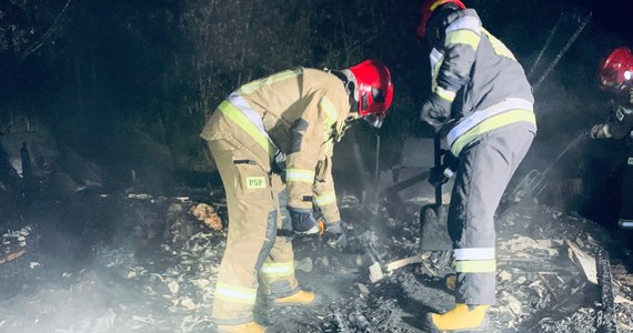 Trzy zwęglone ciała znaleźli strażacy po ugaszeniu pożaru altany na terenie ogródków działkowych przy ul. Leśniówka w Kielcach. Trwa ustalanie tożsamości ofiar - poinformowały służby ratunkowe.