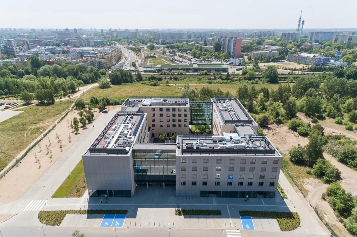 To akademik na miarę XXI wieku. Na należącym do Uniwersytetu im. Adama Mickiewicza w Poznaniu kampusie Morasko, zakończyła się budowa domu studenckiego Meteor. UAM otrzymał pozwolenie na użytkowanie i rozpoczęło się meblowanie pomieszczeń.