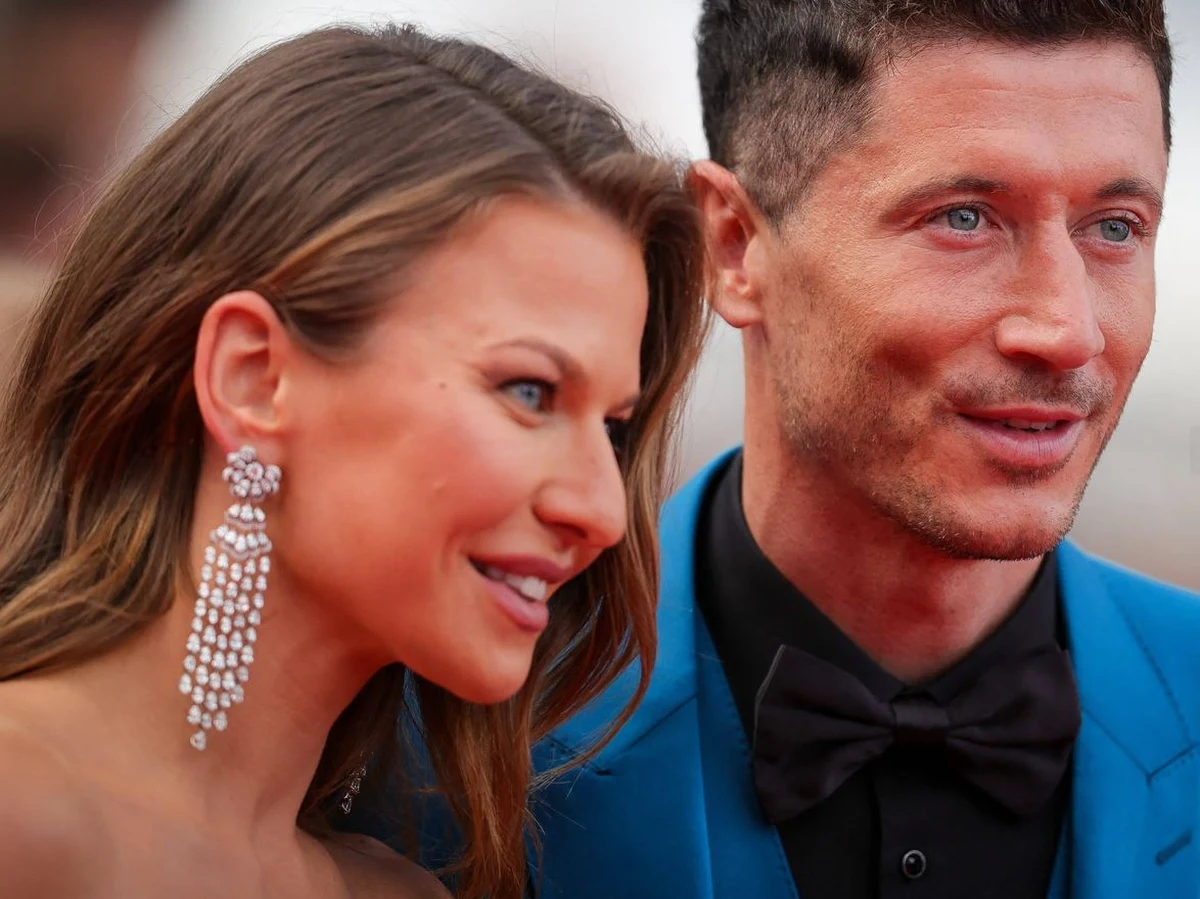 Robert Lewandowski i jego żona Anna odnowili przysięgę małżeńską. "Znowu to zrobiliśmy" - napisał piłkarz w mediach społecznościowych, dołączając zdjęcia.