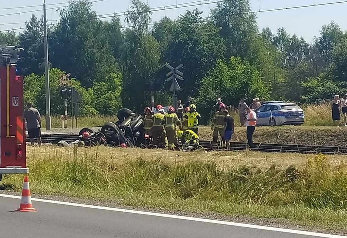 Dwie osoby trafiły do szpitala po zderzeniu samochodu osobowego z pociągiem Intercity. Do wypadku doszło na niestrzeżonym przejeździe kolejowym w miejscowości Blachownia koło Częstochowy.
