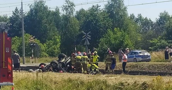 Dwie osoby trafiły do szpitala po zderzeniu samochodu osobowego z pociągiem Intercity. Do wypadku doszło na niestrzeżonym przejeździe kolejowym w miejscowości Blachownia koło Częstochowy.