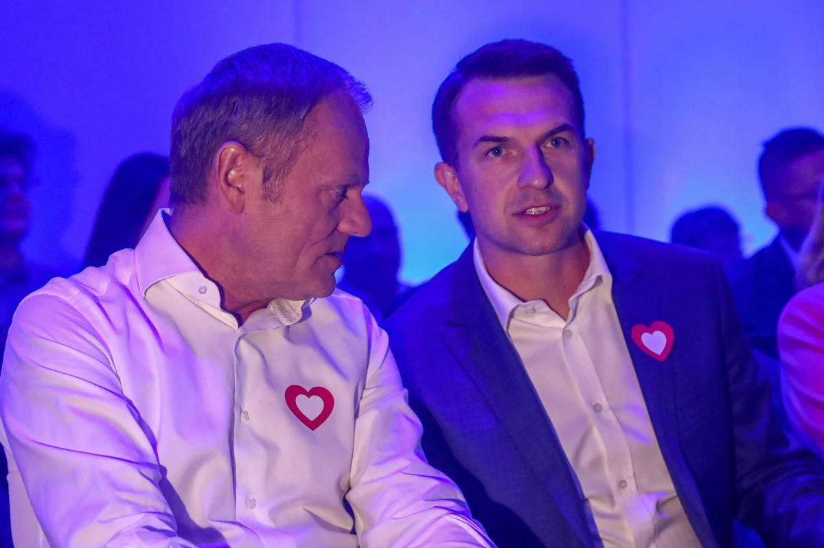 W Polsce rządzi kilka czy kilkanaście mafijnych rodzin - tak naprawdę wygląda dzisiaj PiS-owska władza - powiedział szef PO Donald Tusk. Jesteśmy świadkami postępującej arogancji i szokującej niewiedzy władzy o tym, jak wygląda rodzinne życie w Polsce - dodał.