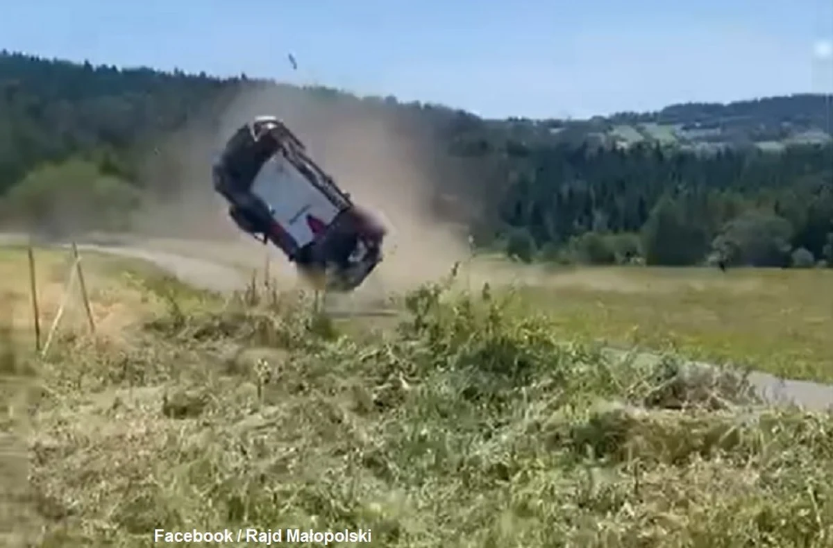 Do bardzo groźnie wyglądającego zdarzenia doszło na jednym z odcinków Rajdu Małopolski. Z trasy wypadł Jarosław Szeja, który był dotychczas na prowadzaniu. Organizatorzy opublikowali nagranie z momentu koziołkowania jego samochodu.