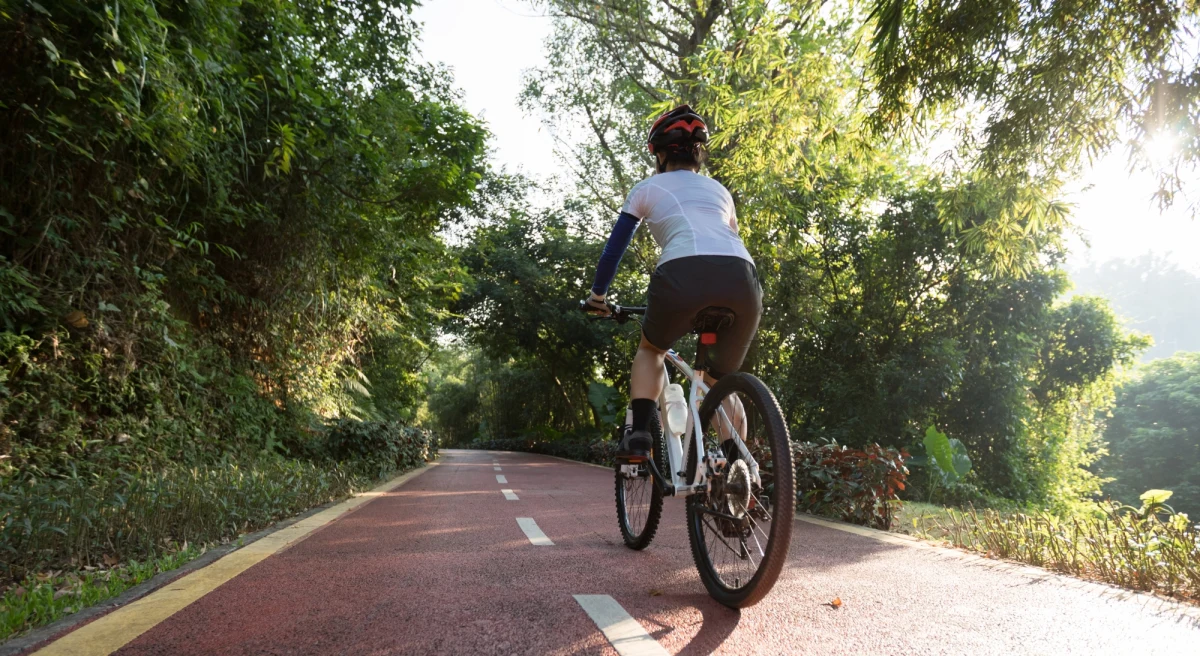 W sobotę otwarto oficjalnie ścieżkę rowerową łączącą Biskupiec ze Szczytnem (woj. warmińsko-mazurskie). Malownicza trasa o długości ponad 40 km biegnie po nasypie dawnej linii kolejowej.
