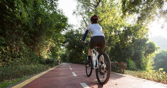 W sobotę otwarto oficjalnie ścieżkę rowerową łączącą Biskupiec ze Szczytnem (woj. warmińsko-mazurskie). Malownicza trasa o długości ponad 40 km biegnie po nasypie dawnej linii kolejowej.
