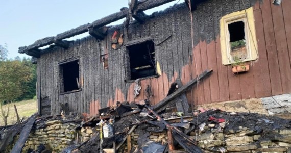 Jedna osoba zginęła w pożarze domu w Wiśle (woj. śląskie). Ogień pojawił się w domu jednorodzinnym na osiedlu Tokarnia.
