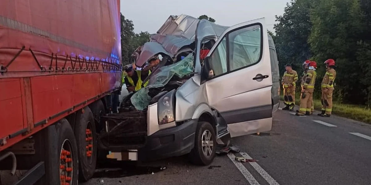 Tragiczny wypadek na drodze krajowej numer 12 w Tytusinie na Lubelszczyźnie. Jedna osoba zginęła, a 2 są ranne po tym, jak bus uderzył w zaparkowaną na poboczu ciężarówkę. 