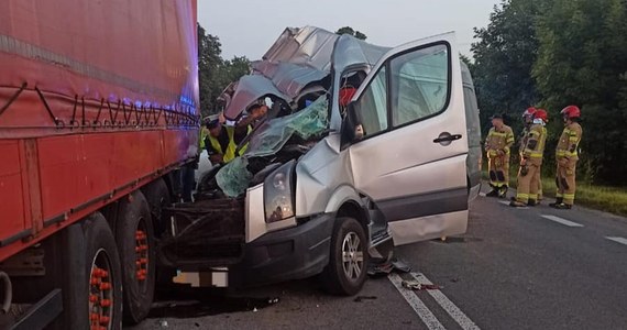 Tragiczny wypadek na drodze krajowej numer 12 w Tytusinie na Lubelszczyźnie. Jedna osoba zginęła, a 2 są ranne po tym, jak bus uderzył w zaparkowaną na poboczu ciężarówkę. 