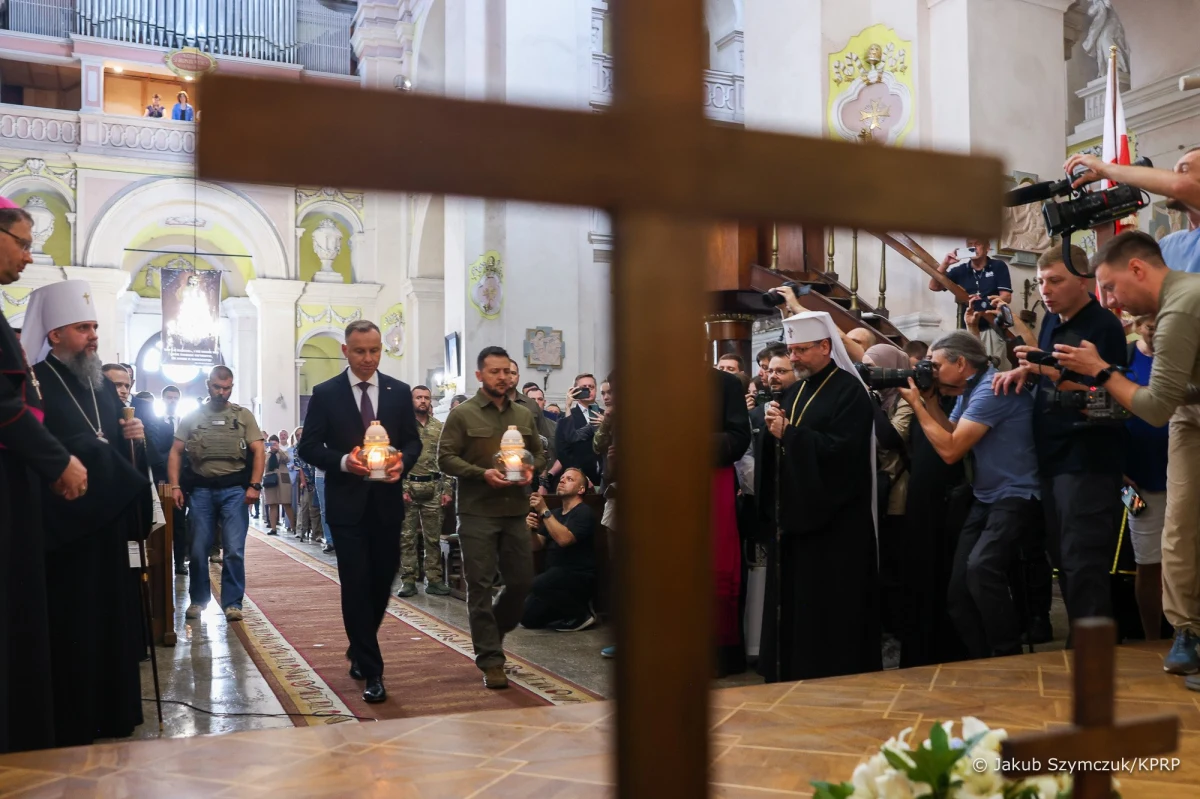 Prezydenci Polski i Ukrainy wspólnie oddali hołd ofiarom rzezi wołyńskiej. Andrzej Duda i Wołodymyr Zełenski zrobili to w katedrze Świętych Apostołów Piotra i Pawła w Łucku.