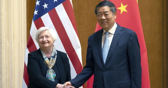 "Bezpośrednie, merytoryczne i produktywne" - tymi słowami sekretarz skarbu USA Janet Yellen nazwała 10-godzinne rozmowy m.in. z wicepremierem Chin He Lifengiem, a także "wysokimi rangą chińskimi urzędnikami". Amerykańska sekretarz właśnie zakończyła swoją 4-dniową wizytę w Chinach. Wśród omawianych tematów znalazły się m.in. współpraca gospodarcza Stanów Zjednoczonych i Chin, a także zarzut wobec Chin dotyczący wspierania Rosji w wojnie w Ukrainie.