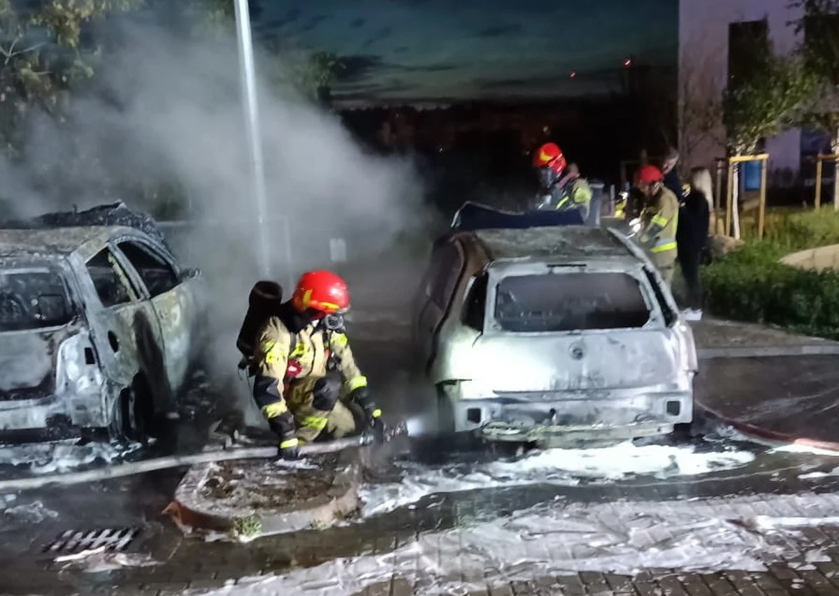 Pożar kilku samochodów na jednym z osiedli w Gdańsku. Nie można wykluczać, że doszło do podpalenia.