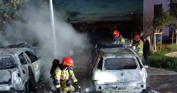 Pożar kilku samochodów na jednym z osiedli w Gdańsku. Nie można wykluczać, że doszło do podpalenia.