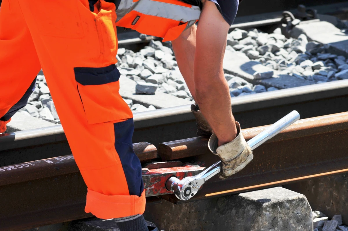 W poniedziałek, 10 lipca, kolejarze rozpoczną remont wiaduktu kolejowego nad ulicą Solec na Powiślu. Na czas prac przejazd pod nim zostanie zamknięty. Samochody i autobusy miejskie pojadą objazdem - poinformował stołeczny ratusz.