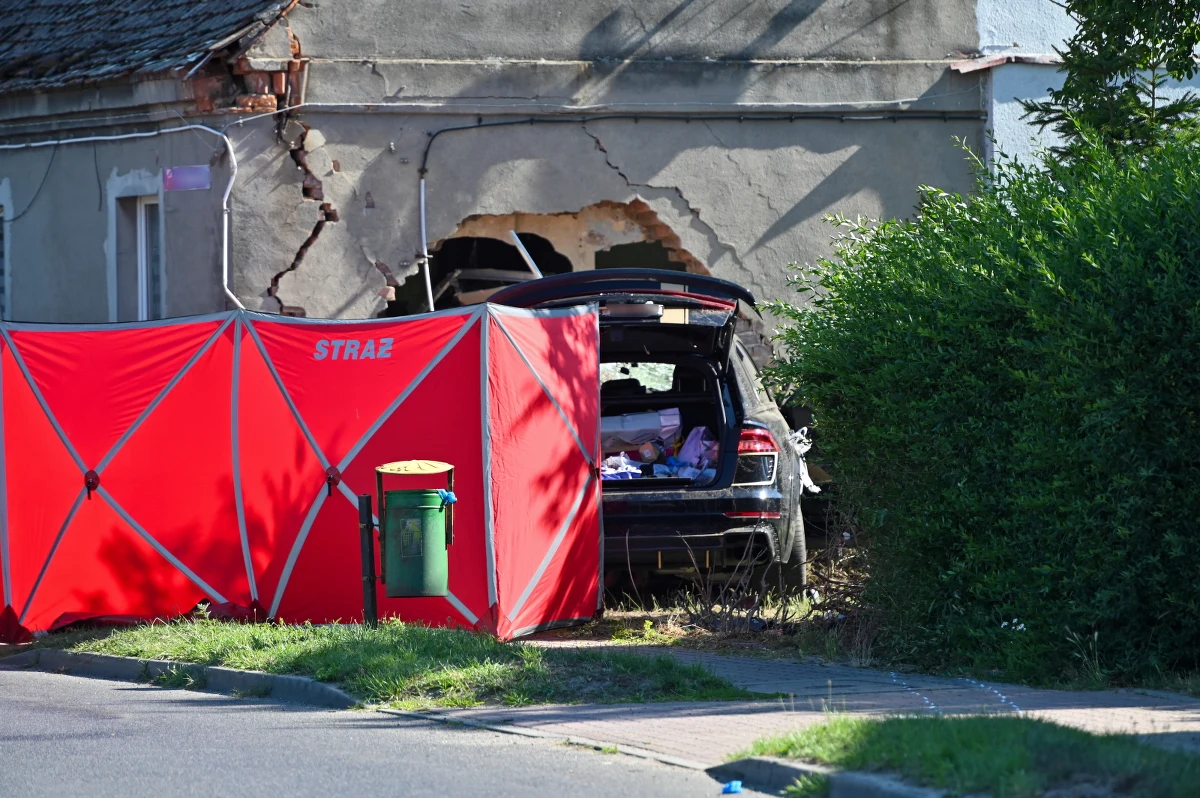 ​Nie żyje kierowca samochodu osobowego, który uderzył w ścianę domu w Dolicach w Zachodniopomorskiem - przekazał oficer prasowy KP PSP w Stargardzie. Z budynku ewakuowano pięć osób.