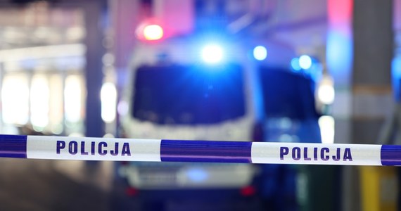 W sobotę wieczorem w jednym z mieszkań w podwarszawskich Ząbkach znaleziono ciało kobiety. Policjanci zatrzymali w tej sprawie trzy osoby. 