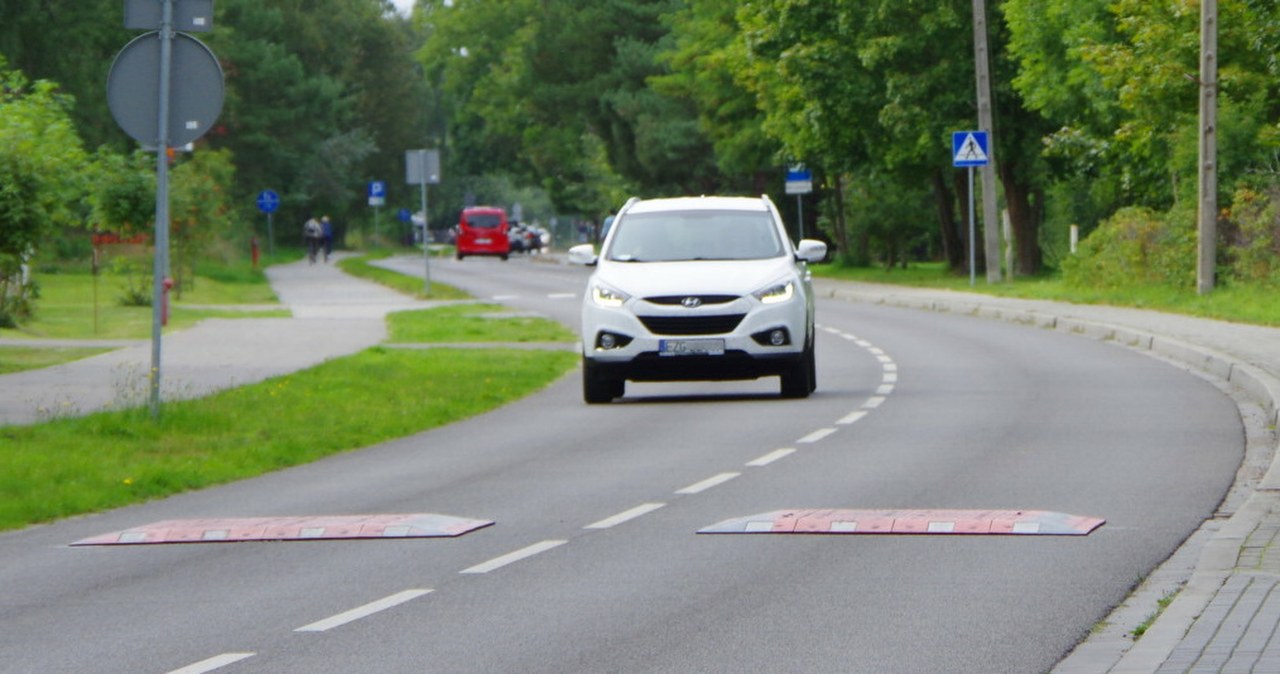 Czy wolno przejeżdżać między progami zwalniającymi?