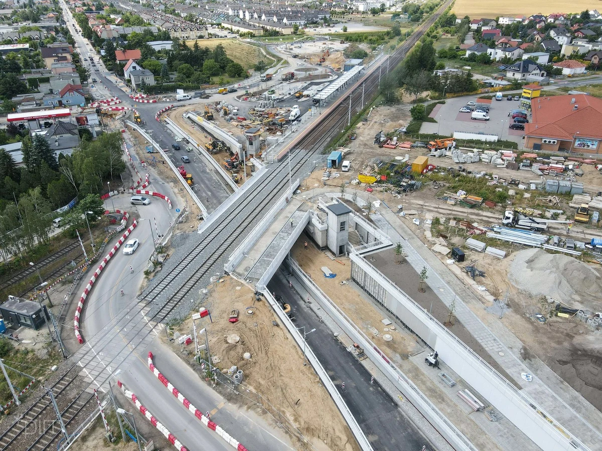 Od poniedziałku, 10 lipca, kierowcy będą już mogli korzystać z nowego przejazdu pod torami kolejowymi w ciągu ul. Grunwaldzkiej w obu kierunkach. Tego dnia uruchomiony zostanie także ciąg pieszo-rowerowy pod wiaduktami. Równocześnie wprowadzony zostanie ruch wahadłowy, który pozwoli na realizację dalszych prac drogowych po obu stronach torów kolejowych.