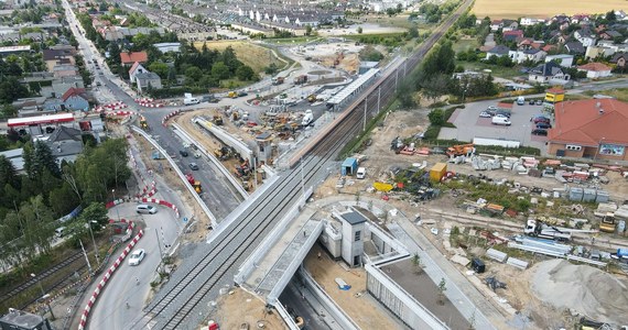 Od poniedziałku, 10 lipca, kierowcy będą już mogli korzystać z nowego przejazdu pod torami kolejowymi w ciągu ul. Grunwaldzkiej w obu kierunkach. Tego dnia uruchomiony zostanie także ciąg pieszo-rowerowy pod wiaduktami. Równocześnie wprowadzony zostanie ruch wahadłowy, który pozwoli na realizację dalszych prac drogowych po obu stronach torów kolejowych.