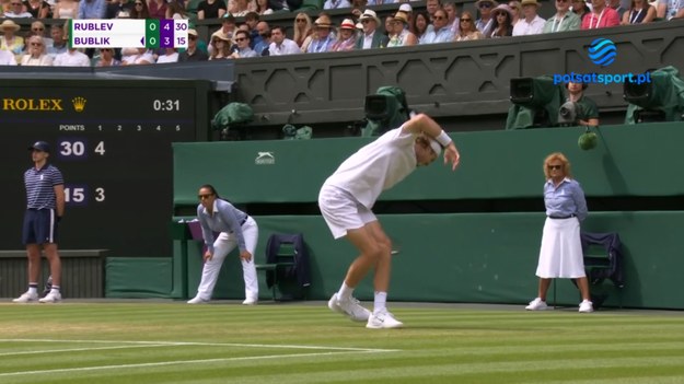 Podczas meczu czwartej rundy Wimbledonu Andriej Rublow zalał się krwią. 

 